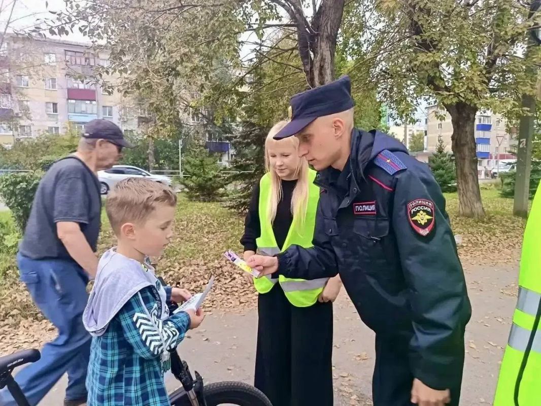 Сотрудники Госавтоинспекции Самарской области в Единый день безопасности посетили образовательные организации, где вместе с педагогами проводят беседы о необходимости соблюдения детьми и подростками правил безопасного... Сотрудники Госавтоинспекции Самарской области в Единый день безопасности посетили образовательные организации, где вместе с педагогами проводят беседы о необходимости соблюдения детьми и подростками правил безопасного...