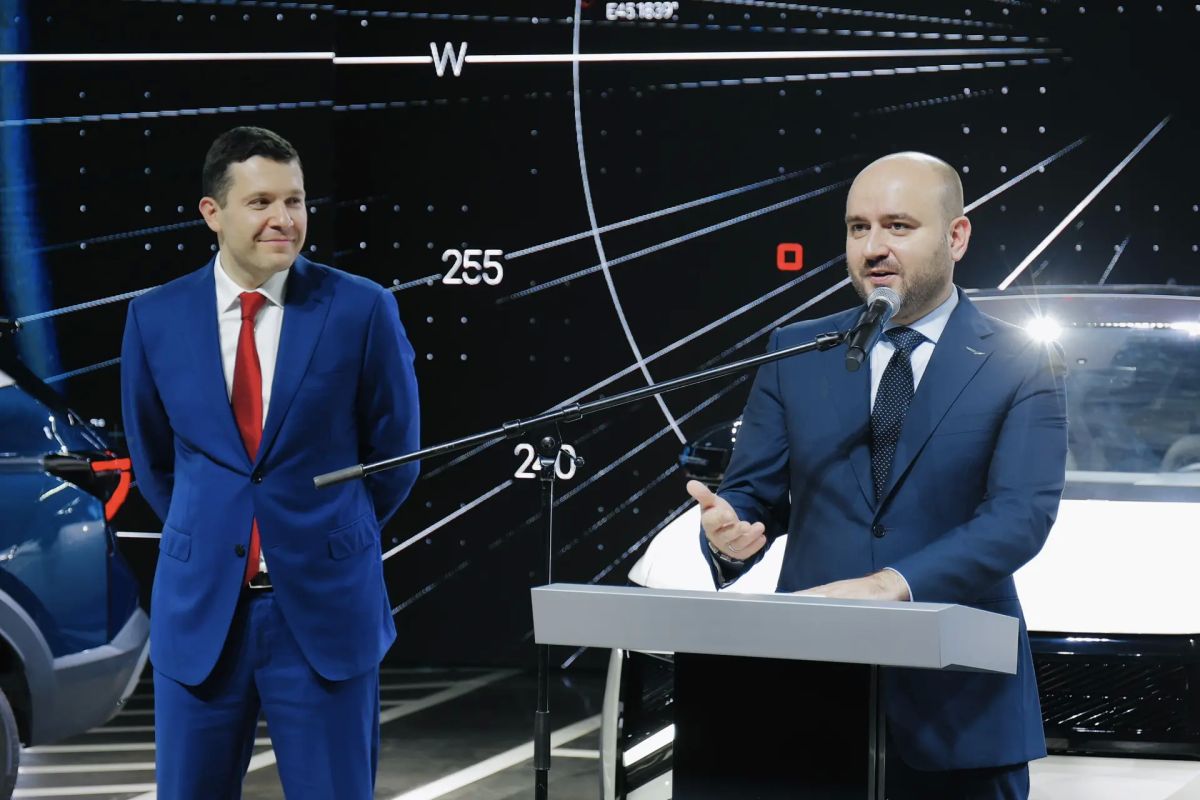Вячеслав Федорищев: Первые флагманские кроссоверы LADA Azimut сошли с конвейера АВТОВАЗа Вячеслав Федорищев: Первые флагманские кроссоверы LADA Azimut сошли с конвейера АВТОВАЗа