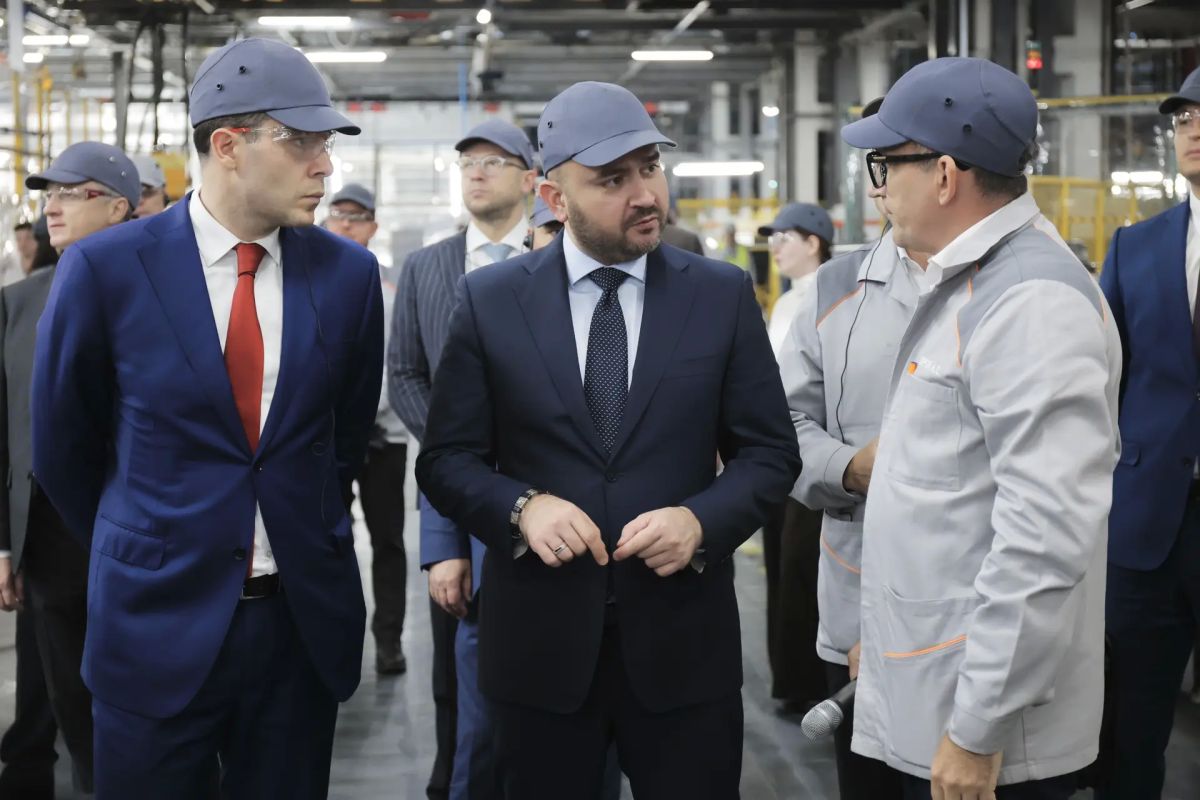 Губернатор Самарской области Вячеслав Федорищев и министр промышленности и торговли Российской Федерации Антон Алиханов осматривают производственные площадки АВТОВАЗа Губернатор Самарской области Вячеслав Федорищев и министр промышленности и торговли Российской Федерации Антон Алиханов осматривают производственные площадки АВТОВАЗа