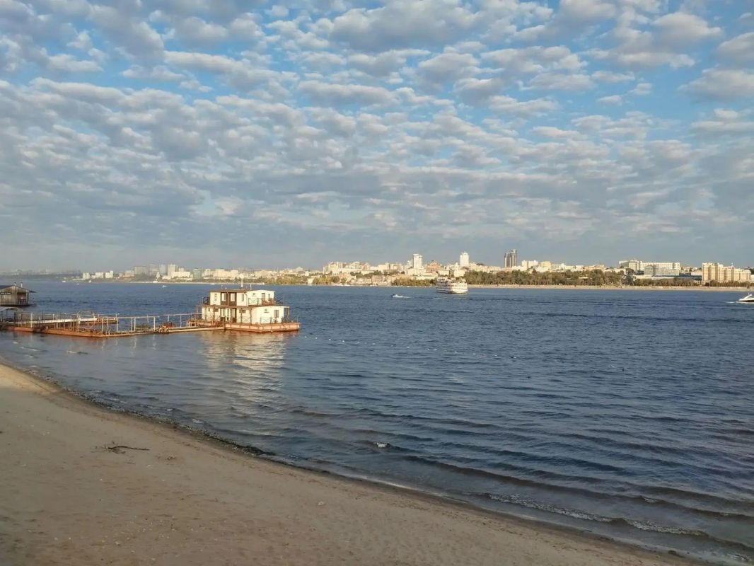 Моторная лодка врезалась в причал в Самаре