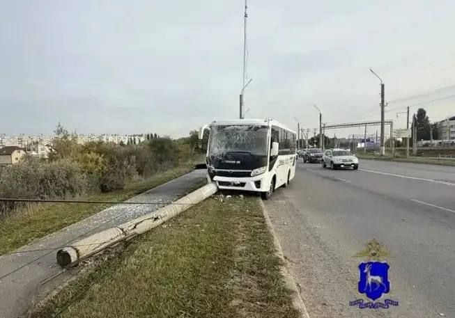 В Сызрани автобус наехал на световую опору