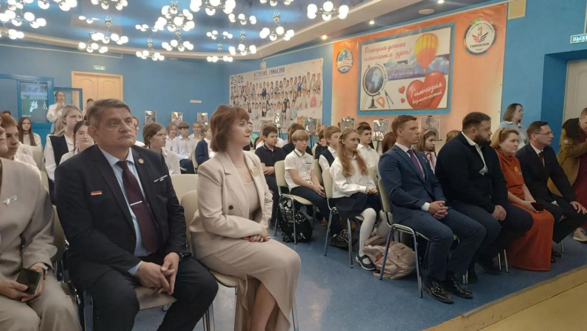 В самарской гимназии №3 в эти минуты открылась фотовыставка «Лица армии» В самарской гимназии №3 в эти минуты открылась фотовыставка «Лица армии»