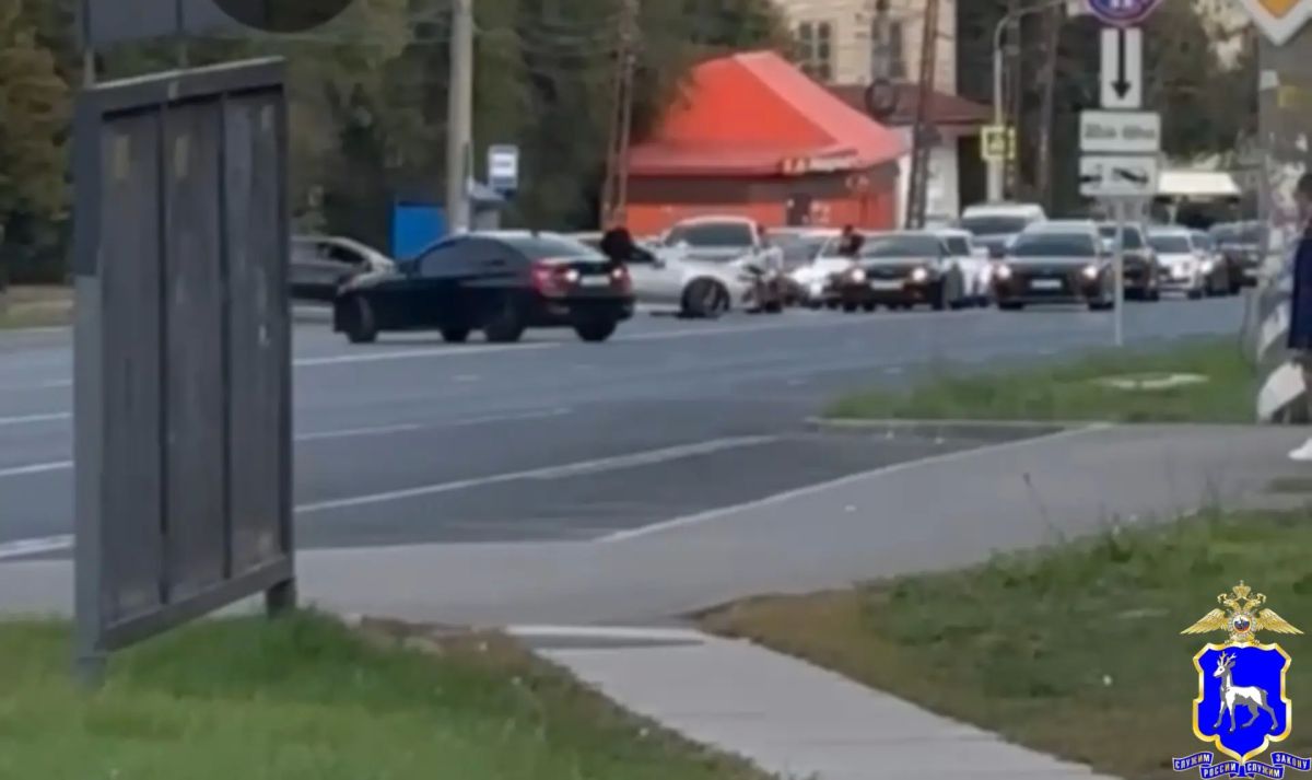 В ходе мониторинга сети Интернет сотрудниками полиции выявлена видеозапись, на которой зафиксированы нарушения ПДД РФ на улице Коммунистической города Тольятти