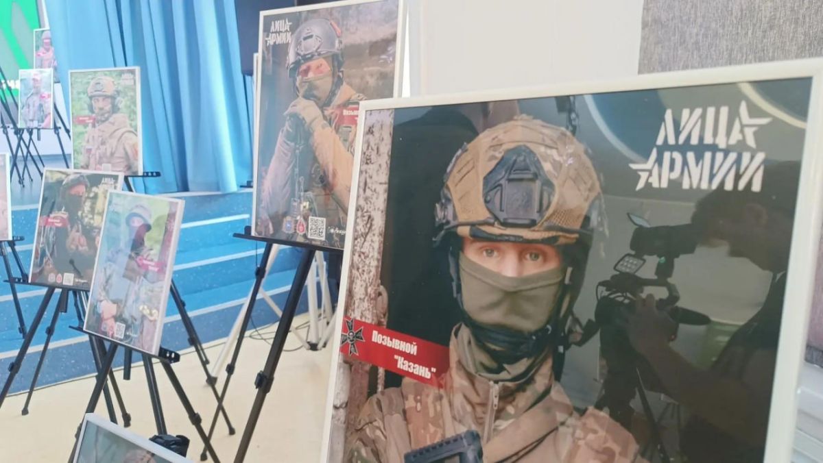 В самарской гимназии №3 в эти минуты открылась фотовыставка «Лица армии»