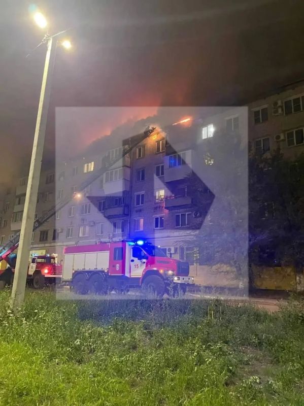 Пожар охватил кровлю пятиэтажки в городе Новокуйбышевск Самарской области — жильцов эвакуировали