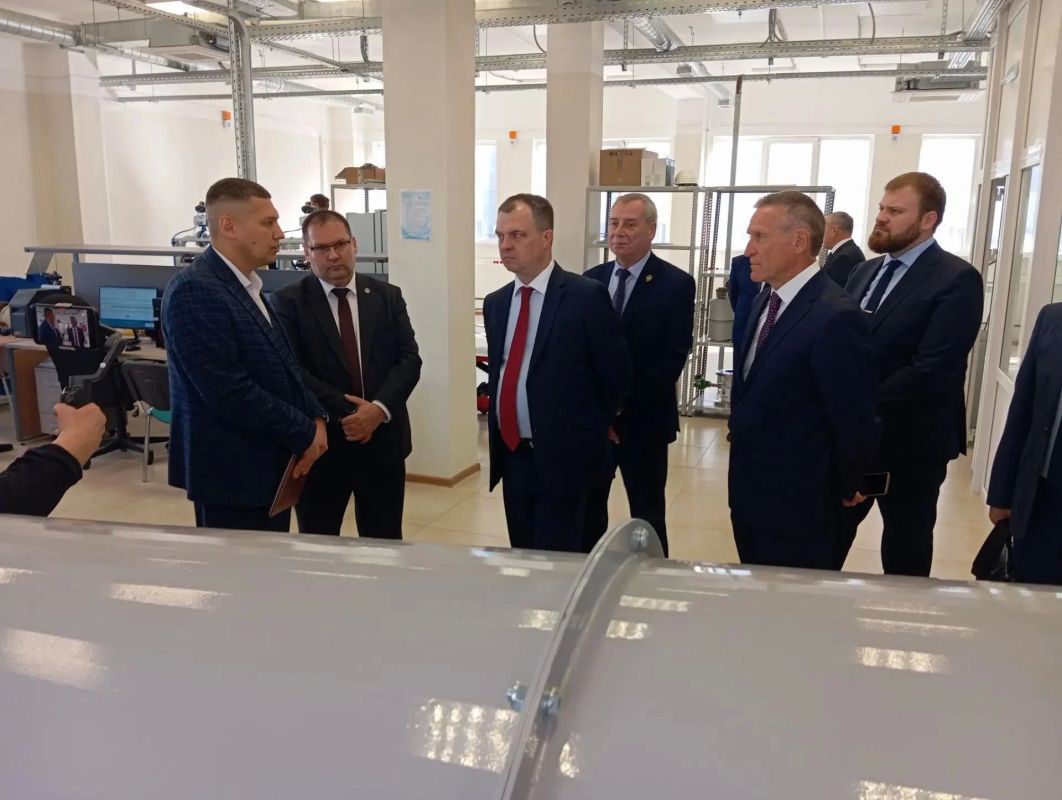 Руководитель Росстандарта Антон Шалаев посетил Самарский центр метрологии, стандартизации и исследований в честь 100-летнего юбилея предприятия Руководитель Росстандарта Антон Шалаев посетил Самарский центр метрологии, стандартизации и исследований в честь 100-летнего юбилея предприятия