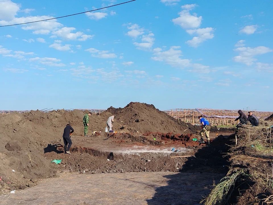 Младше пирамид, но старше Одиссея: археологи обнаружили под Самарой древний курган возрастом 4000 лет Младше пирамид, но старше Одиссея: археологи обнаружили под Самарой древний курган возрастом 4000 лет