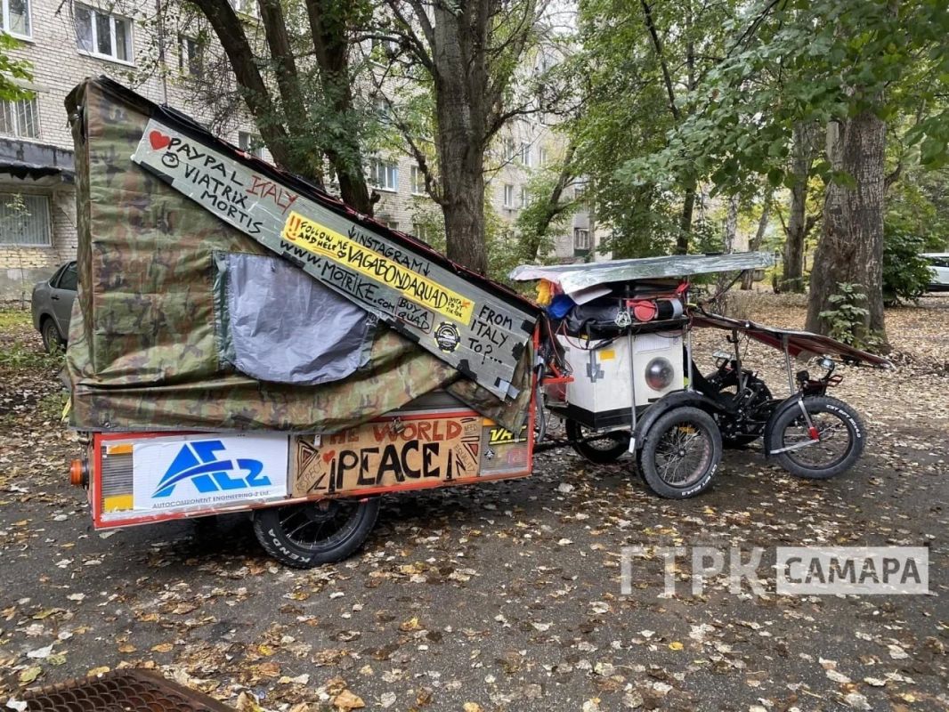 Пауло Пуччини — 65летний путешественник из итальянской Тортоны: он едет из Италии в Сингапур на самодельной электрорикше, а компанию ему составляет пёс Джек Пауло Пуччини — 65летний путешественник из итальянской Тортоны: он едет из Италии в Сингапур на самодельной электрорикше, а компанию ему составляет пёс Джек