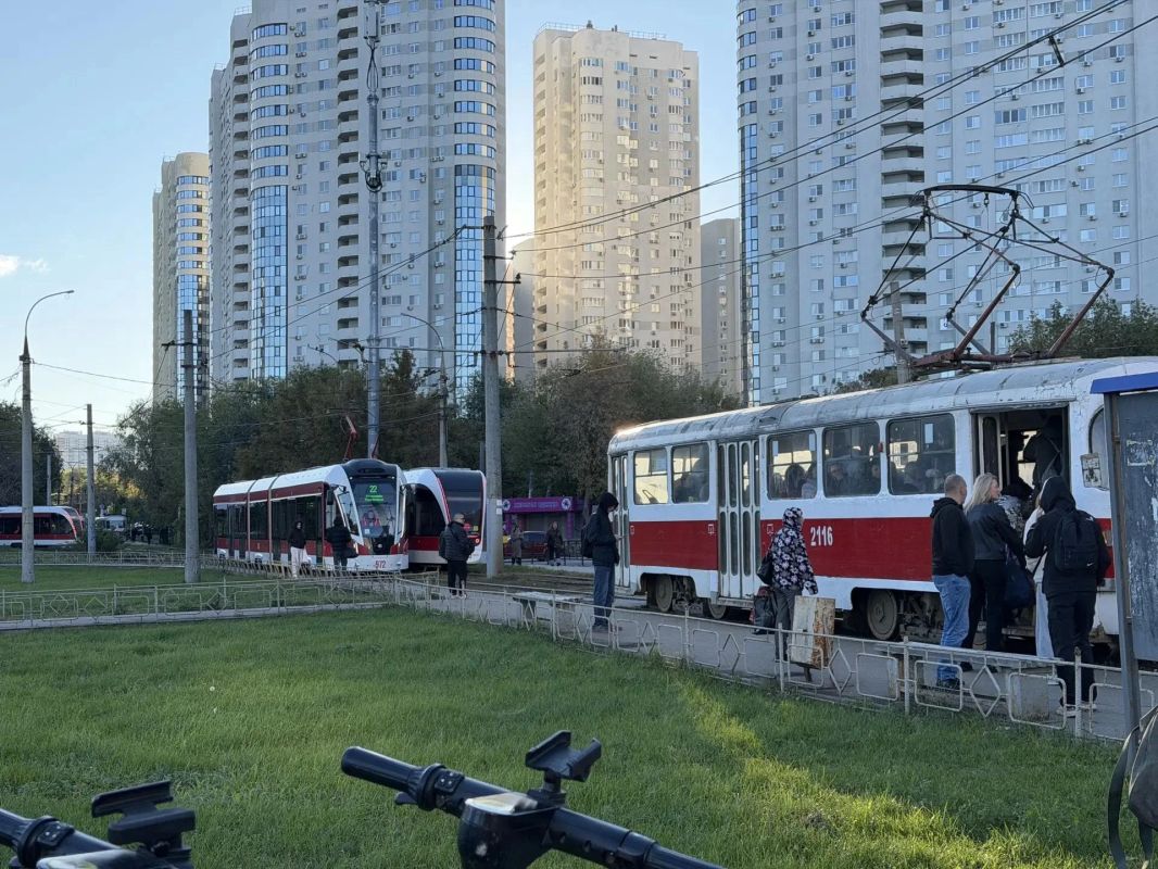 Утром 5 октября на улице Ново-Садовой встали трамваи Утром 5 октября на улице Ново-Садовой встали трамваи