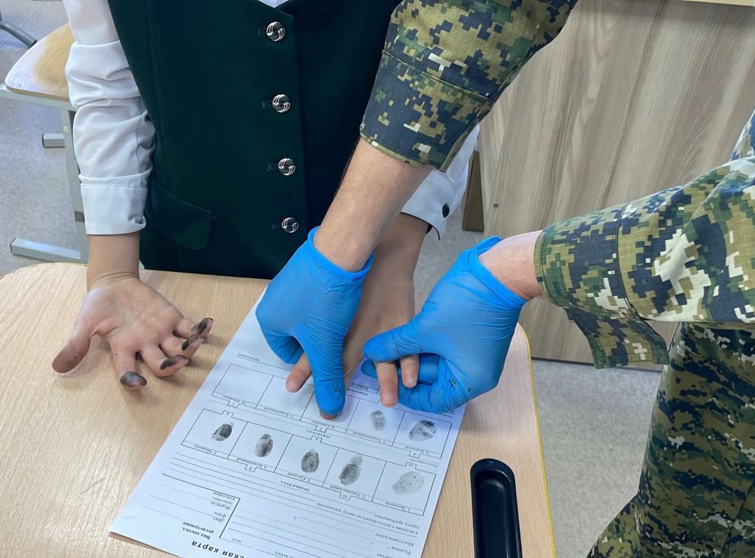 Сотрудники регионального следственного управления провели профориентационное занятие с учащимися гимназии Сотрудники регионального следственного управления провели профориентационное занятие с учащимися гимназии