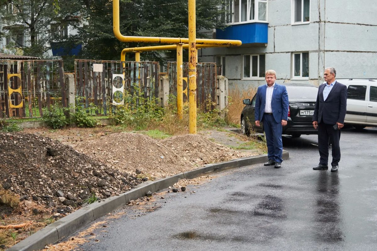 Временно исполняющий полномочия главы Сызрани Андрей Советкин вместе с заместителем по городскому хозяйству – руководителем комитета ЖКХ Александром Шмалько осмотрели ряд объектов, где в этом году прошли ремонтные работы, а... Временно исполняющий полномочия главы Сызрани Андрей Советкин вместе с заместителем по городскому хозяйству – руководителем комитета ЖКХ Александром Шмалько осмотрели ряд объектов, где в этом году прошли ремонтные работы, а...