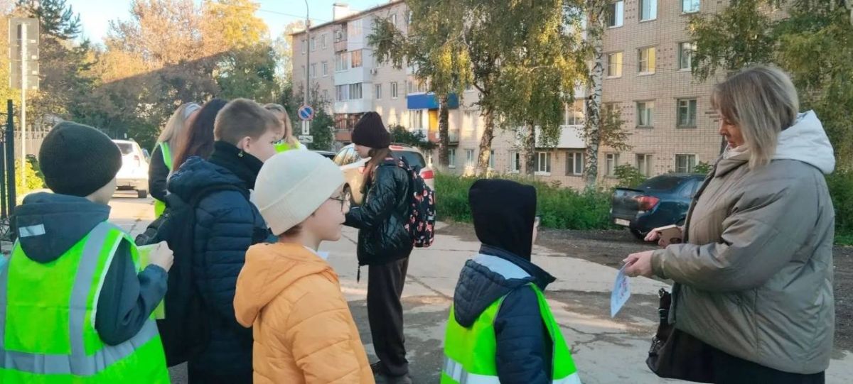 Педагог-организатор Центра по профилактике ДДТТ Екатерина Мишенкина , сотрудники Госавтоинспекции О МВД России по г. Жигулевску, представители родительской общественности и юные инспекторы движения ГБОУ школы-интернат №2... Педагог-организатор Центра по профилактике ДДТТ Екатерина Мишенкина , сотрудники Госавтоинспекции О МВД России по г. Жигулевску, представители родительской общественности и юные инспекторы движения ГБОУ школы-интернат №2...