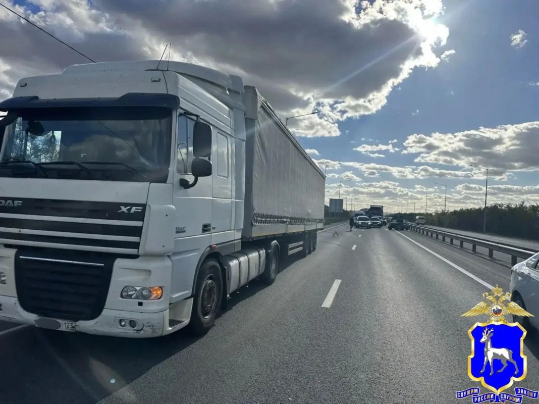 На трассе М-5 под Самарой 8 октября столкнулись Lada Granta и грузовик DAF На трассе М-5 под Самарой 8 октября столкнулись Lada Granta и грузовик DAF
