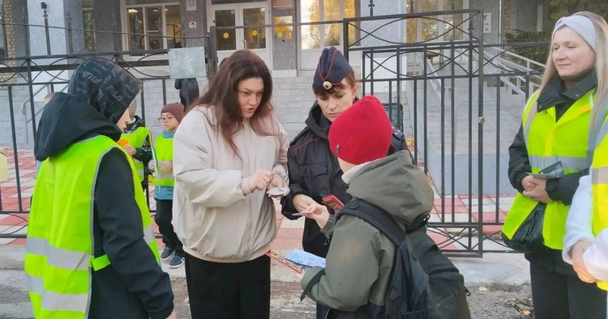 Педагог-организатор Центра по профилактике ДДТТ Екатерина Мишенкина , сотрудники Госавтоинспекции О МВД России по г. Жигулевску, представители родительской общественности и юные инспекторы движения ГБОУ школы-интернат №2... Педагог-организатор Центра по профилактике ДДТТ Екатерина Мишенкина , сотрудники Госавтоинспекции О МВД России по г. Жигулевску, представители родительской общественности и юные инспекторы движения ГБОУ школы-интернат №2...