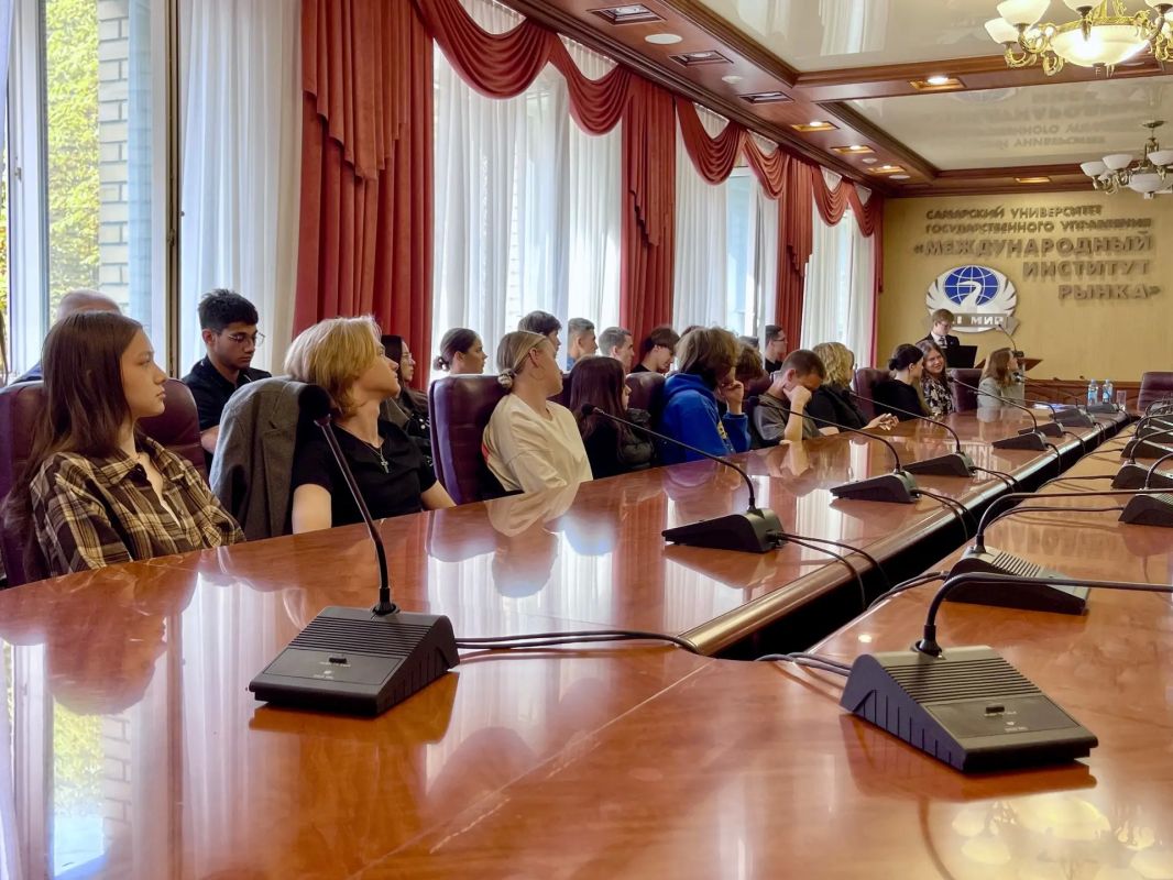 Помощник руководителя провела профориентационную встречу со студентами университета Помощник руководителя провела профориентационную встречу со студентами университета