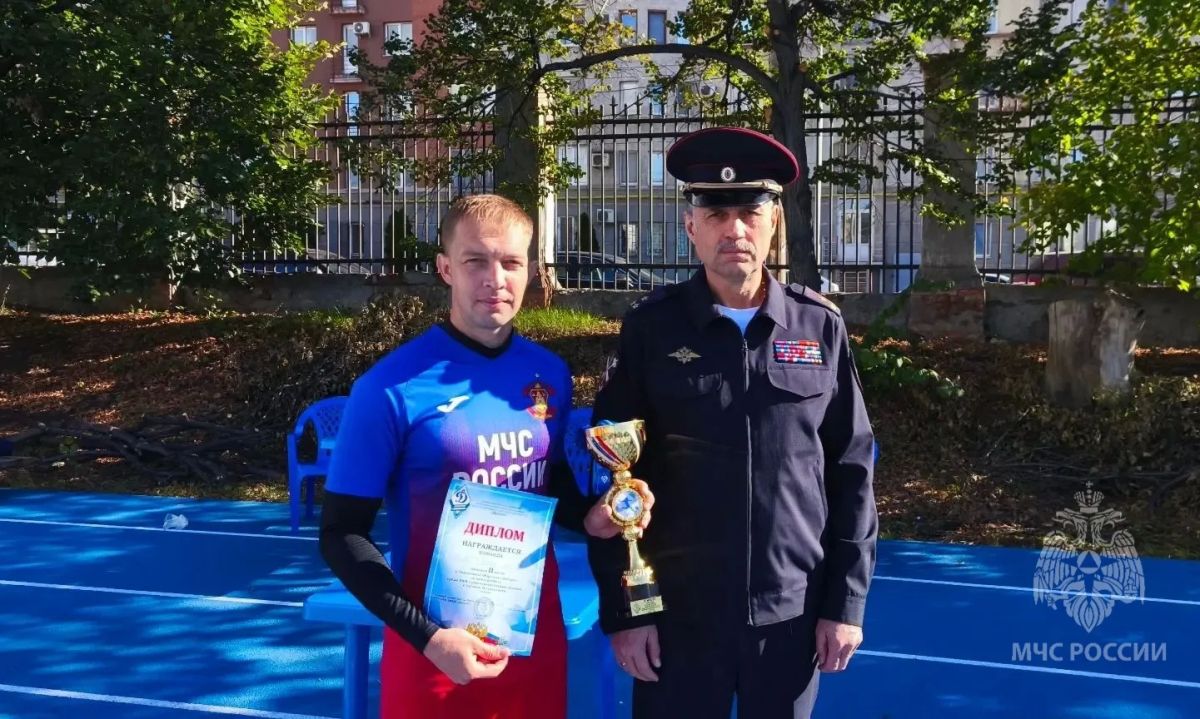 Команда областного управления МЧС России выиграла "серебро" на соревнованиях по мини-футболу Команда областного управления МЧС России выиграла "серебро" на соревнованиях по мини-футболу