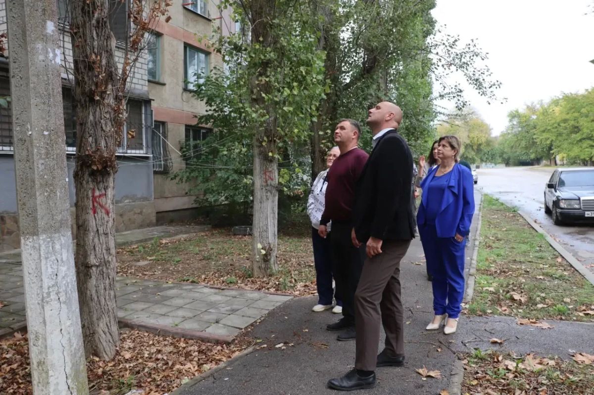 Объезжаю жилой фонд Керчи. Сегодня выездные встречи провожу в общежитиях района Войково