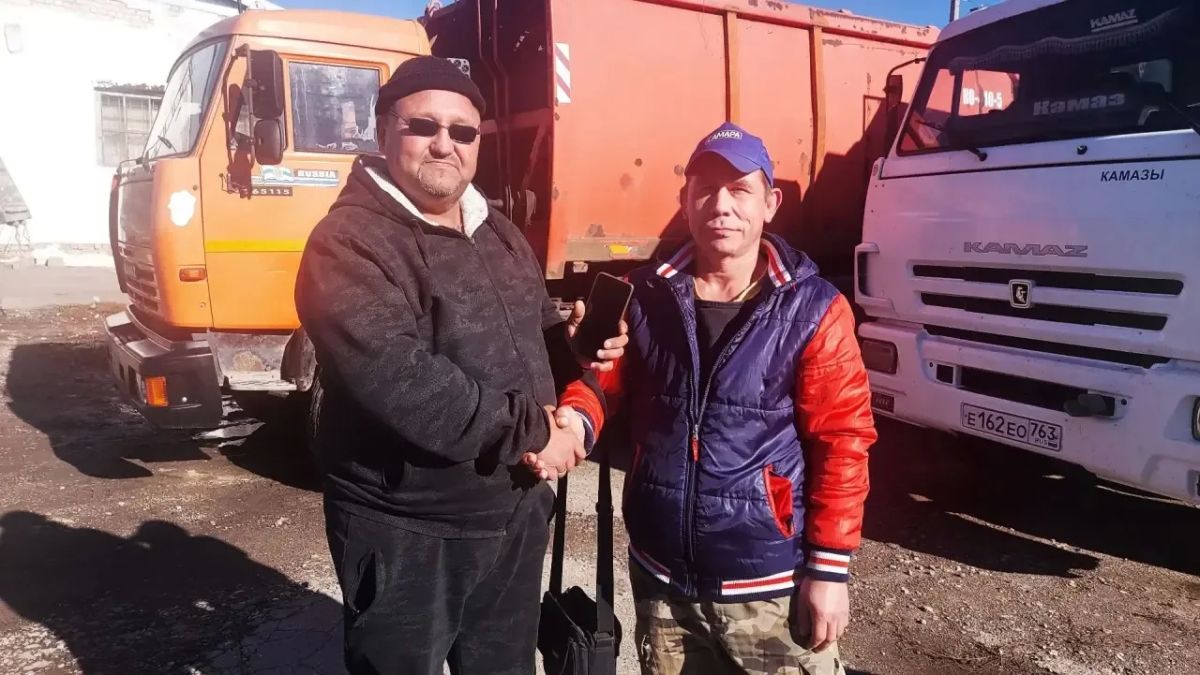 Звонок из бака: водитель мусоровоза вернул жителю потерянный телефон