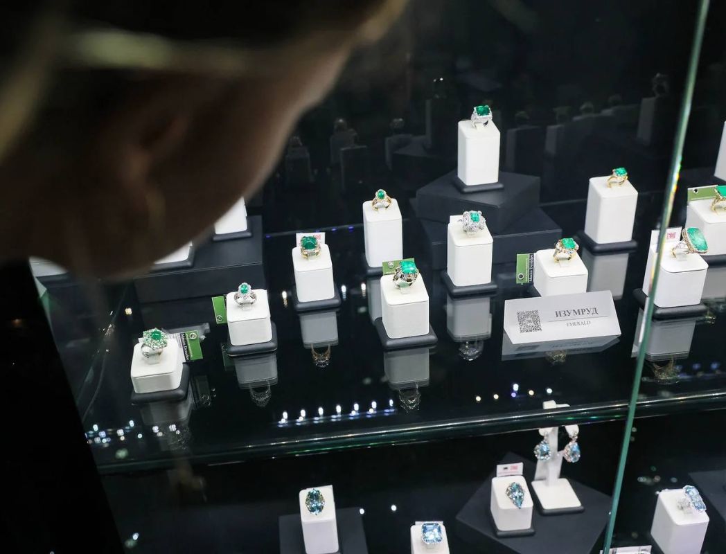 В Тольятти продавец ювелирного магазина подменила золотые украшения на бижутерию