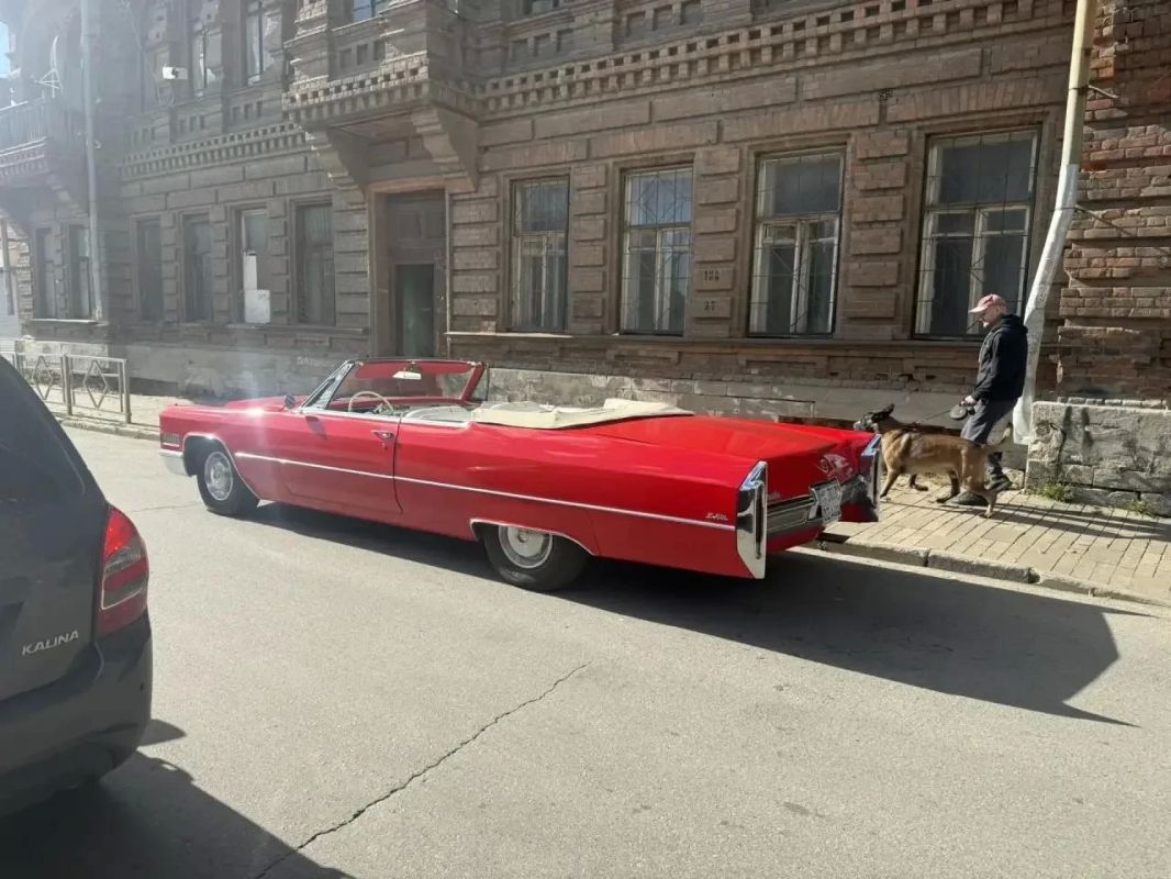 В Самаре на ул. Фрунзе был замечен Cadillac Deville 1965 года В Самаре на ул. Фрунзе был замечен Cadillac Deville 1965 года