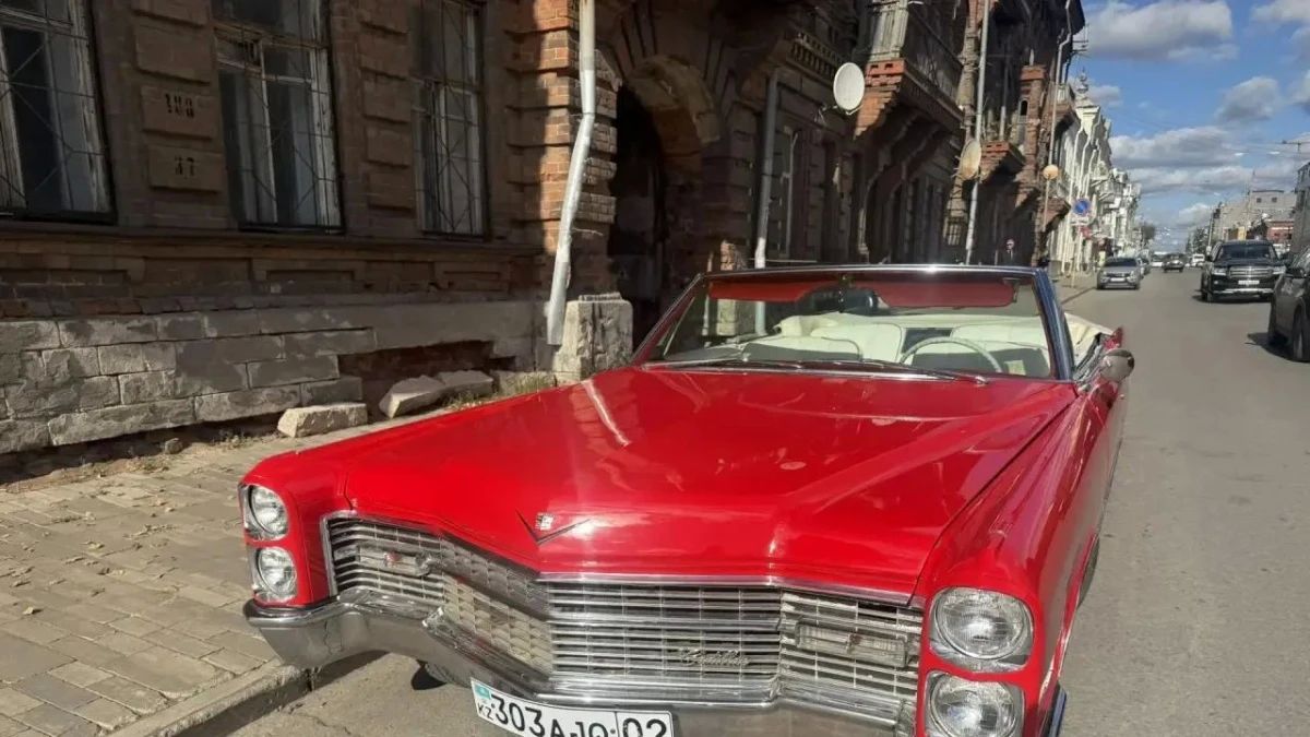В Самаре на ул. Фрунзе был замечен Cadillac Deville 1965 года В Самаре на ул. Фрунзе был замечен Cadillac Deville 1965 года