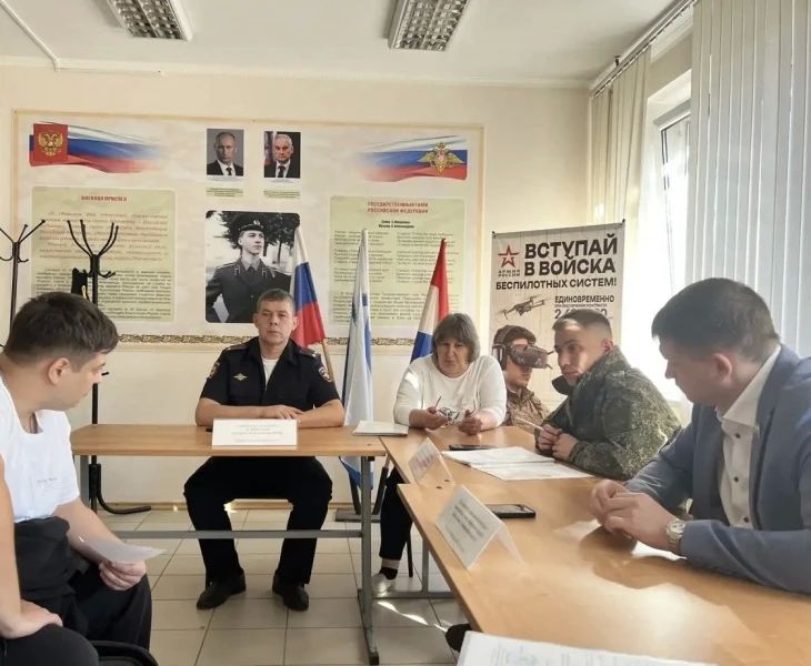 В Жигулёвске сотрудники полиции совместно с представителями военного комиссариата и администрации города присоединились к Общероссийской профилактической акции «Призывник - Защитник Отечества» и провели цикл бесед с молодёжью