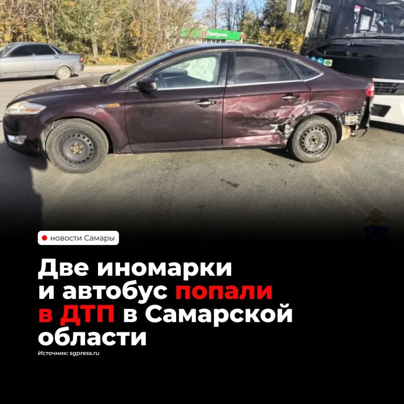 В Сызрани 21 октября Ford Mondeo после столкновения с Hyundai Solaris врезался в припаркованный автобус ПАЗ Vektor