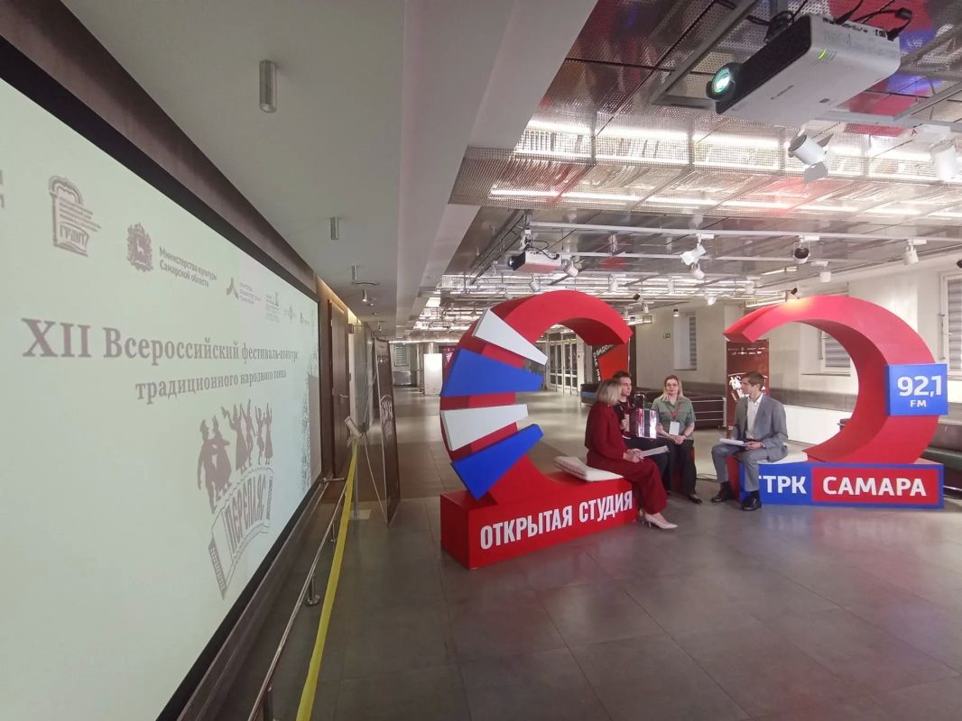 Прямо сейчас творческая группа выездной «Открытой студии» ГТРК «Самара» работает в театре «СамАрт» на 12-м Всероссийском фестивале-конкурсе традиционного народного танца «Перепляс»