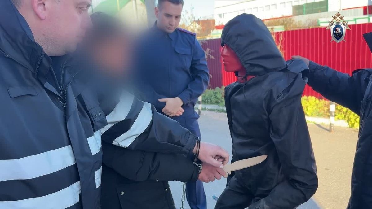 «Может быть опасен для общества»: в Красноярском районе 18-летний парень зарезал водителя на парковке