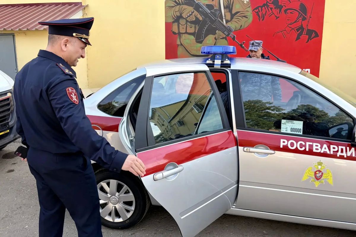 В Самаре сотрудникам Росгвардии вручили ключи от новых служебных автомобилей В Самаре сотрудникам Росгвардии вручили ключи от новых служебных автомобилей