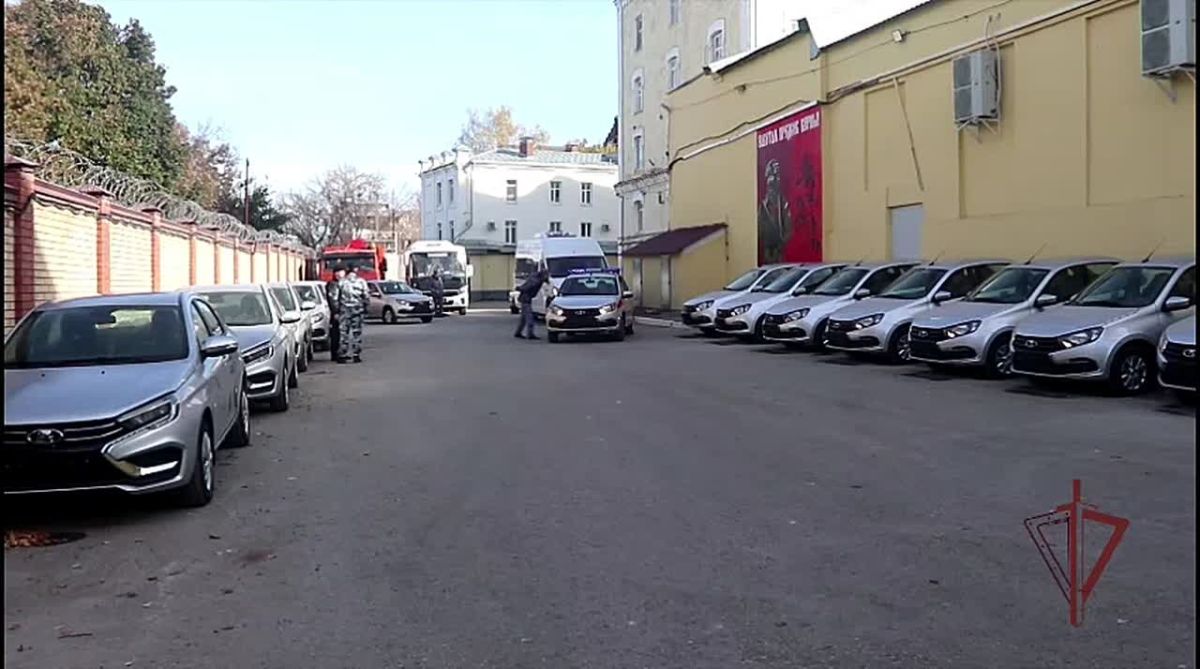 В Самаре сотрудникам Росгвардии вручили ключи от новых служебных автомобилей
