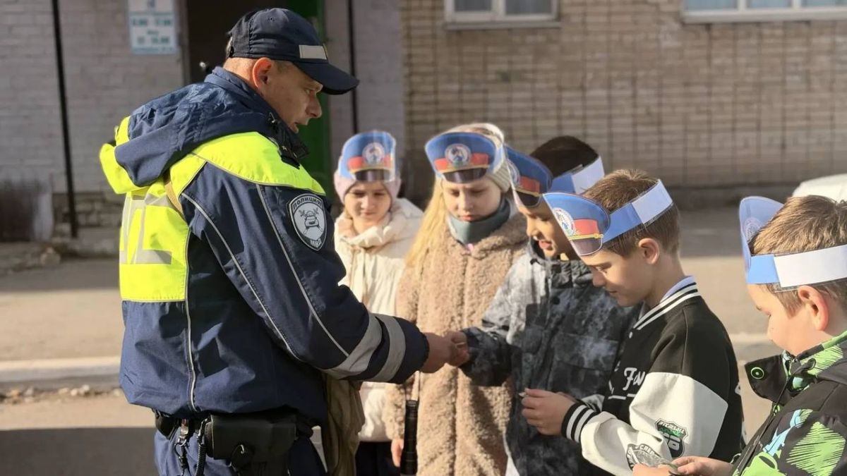 В Безенчуке юные инспекторы движения поздравили автомобилистов с наступающим праздником