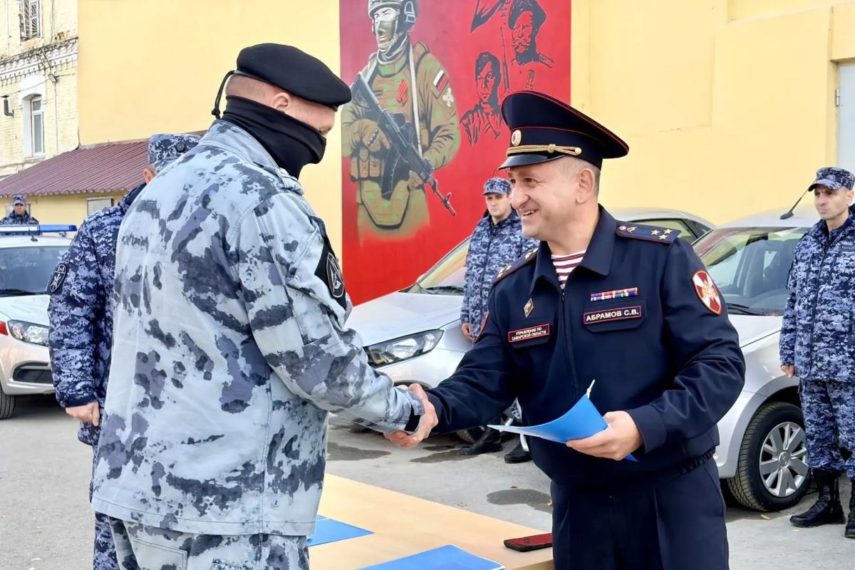 В Самаре сотрудникам Росгвардии вручили ключи от новых служебных автомобилей В Самаре сотрудникам Росгвардии вручили ключи от новых служебных автомобилей