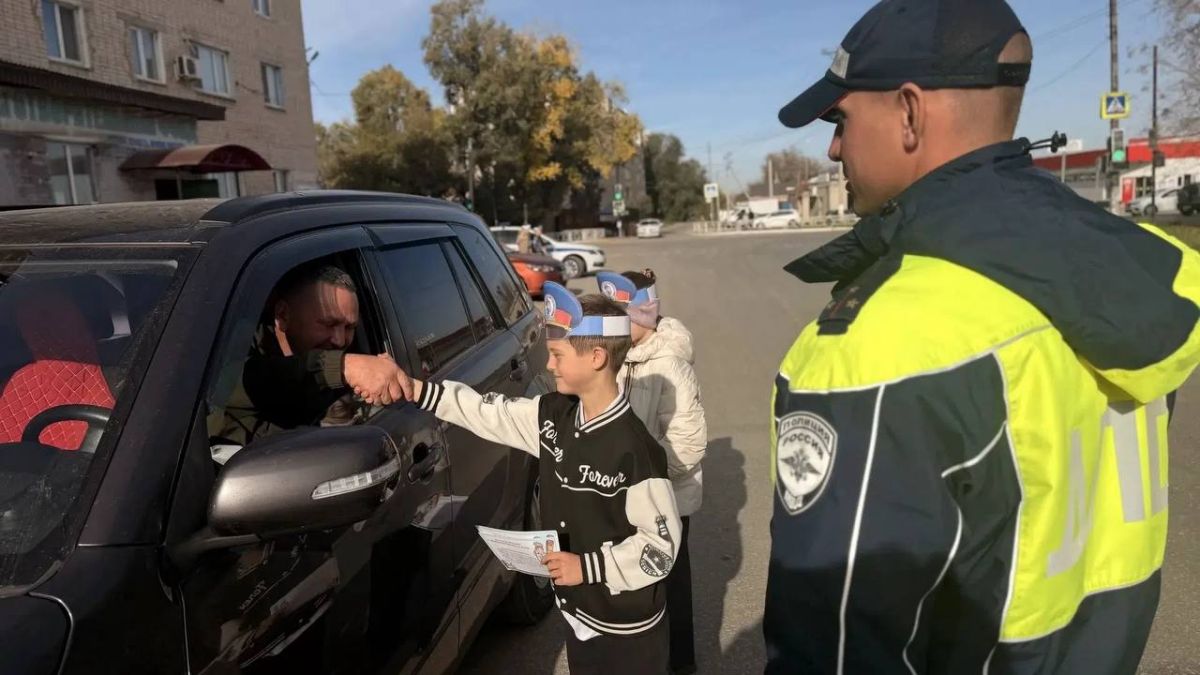 В Безенчуке юные инспекторы движения поздравили автомобилистов с наступающим праздником В Безенчуке юные инспекторы движения поздравили автомобилистов с наступающим праздником
