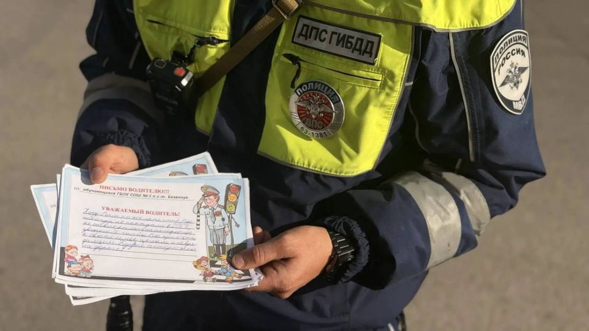 В Безенчуке юные инспекторы движения поздравили автомобилистов с наступающим праздником В Безенчуке юные инспекторы движения поздравили автомобилистов с наступающим праздником