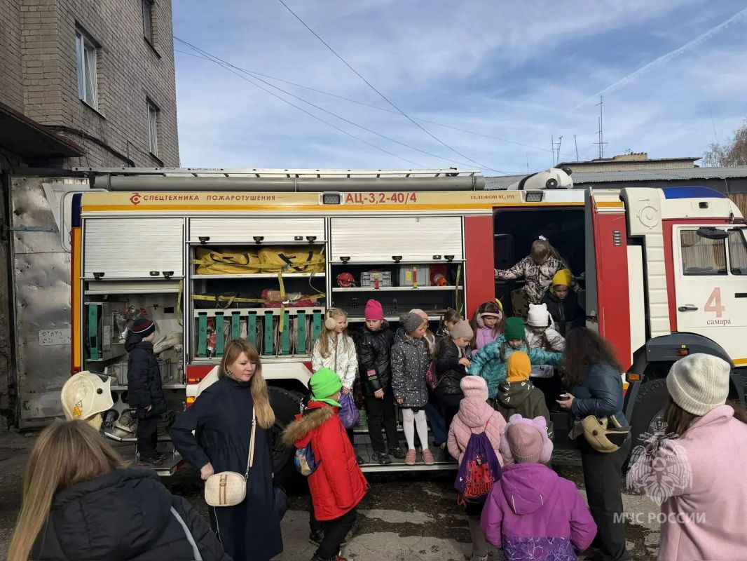 В гостях у пожарных. На днях в 4-й пожарно-спасательной части 3 отряда царило оживление: здесь побывали ученики школы №28 В гостях у пожарных. На днях в 4-й пожарно-спасательной части 3 отряда царило оживление: здесь побывали ученики школы №28
