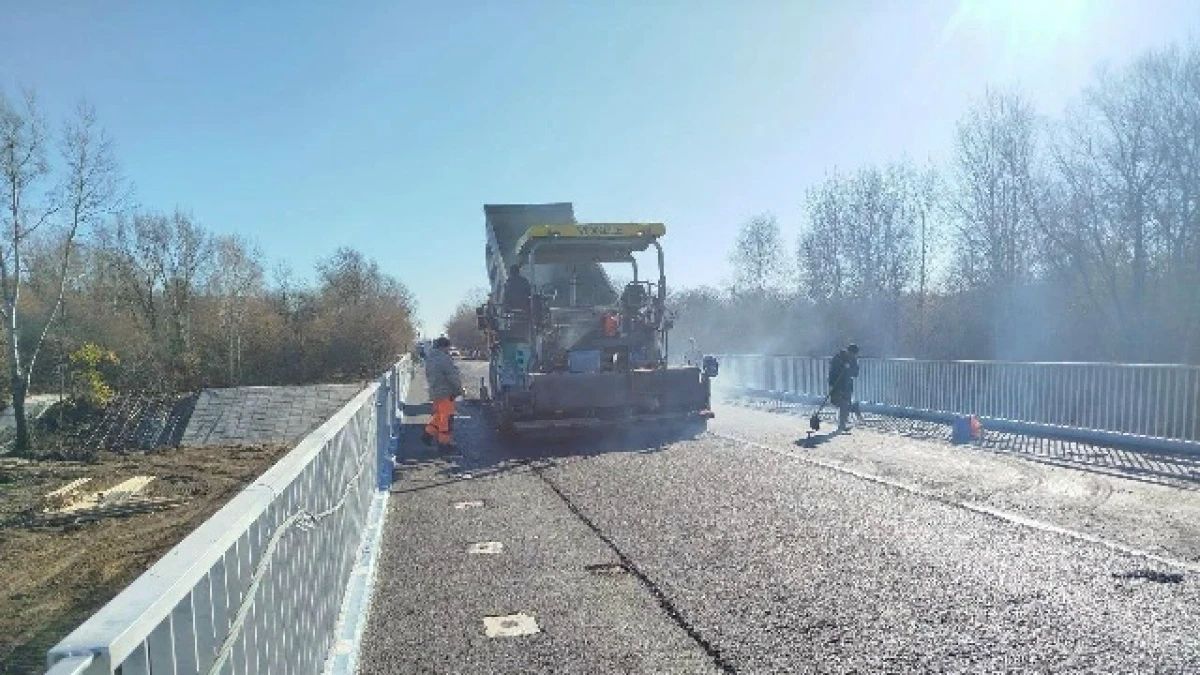 Под Самарой завершили укладку асфальта на мосту через реку Сок