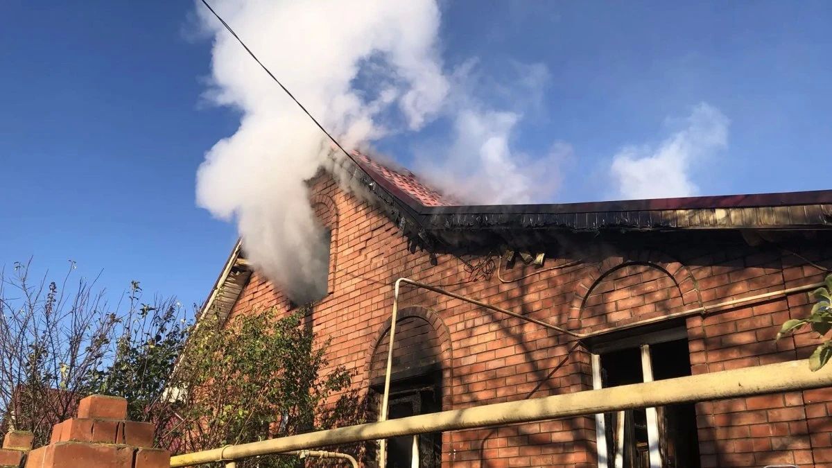 В Ставропольском районе Самарской области полыхал жилой дом