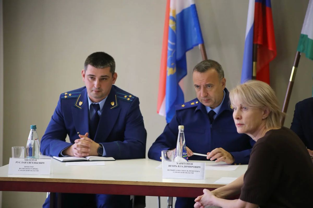 Первый заместитель прокурора Самарской области Игорь Харитонов провел личный прием граждан в Рощинском Первый заместитель прокурора Самарской области Игорь Харитонов провел личный прием граждан в Рощинском