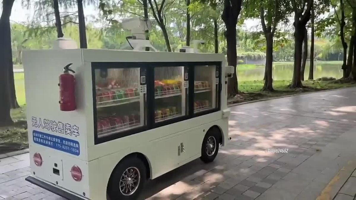 В Китае по улицам ездят умные мусорки и торговые автоматы По паркам и площадям Китая теперь катаются автономные урны и аппараты с едой. Устройства развивают скорость до 5 км/ч и послушно тормозят, если помахать им рукой