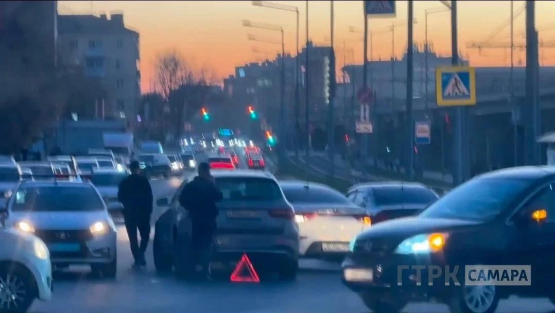 В Самаре на пересечении Ново-Садовой и 22-го Партсъезда произошло ДТП В Самаре на пересечении Ново-Садовой и 22-го Партсъезда произошло ДТП