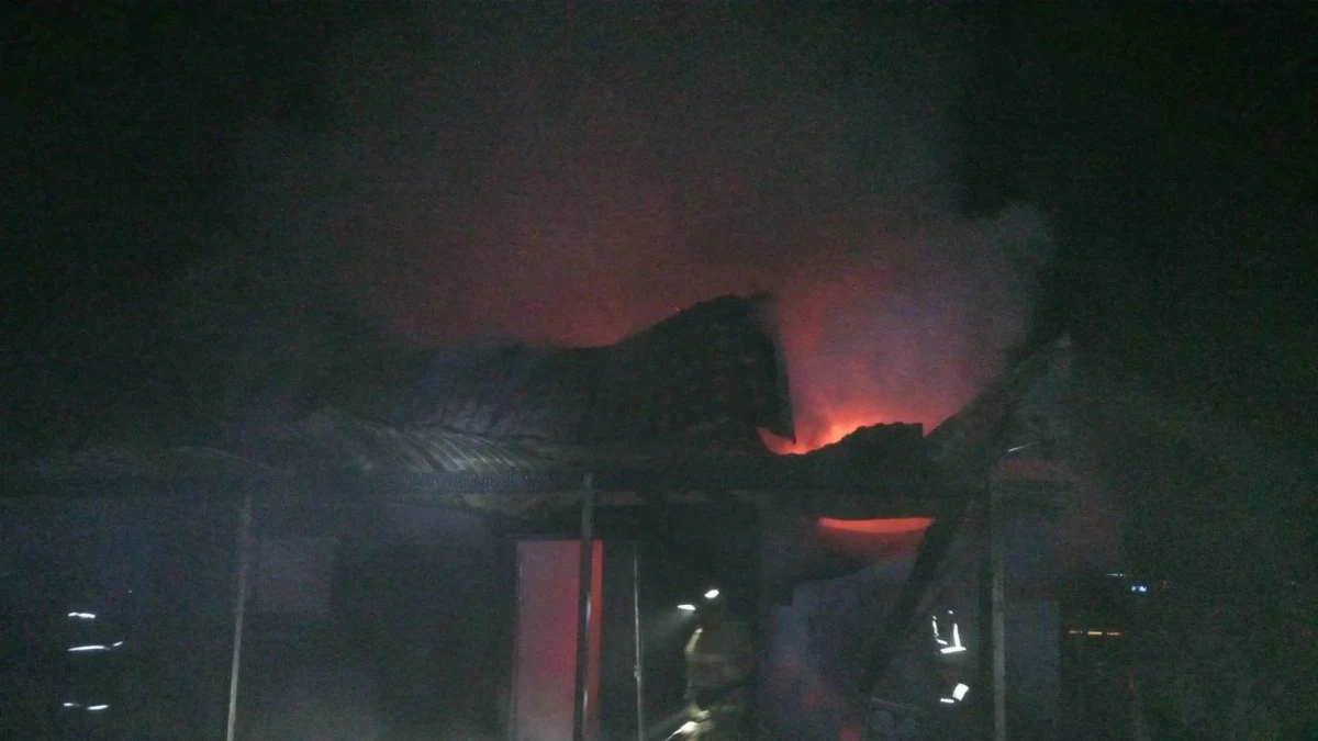 Пожарные четыре часа тушили баню в селе Ягодное Самарской области