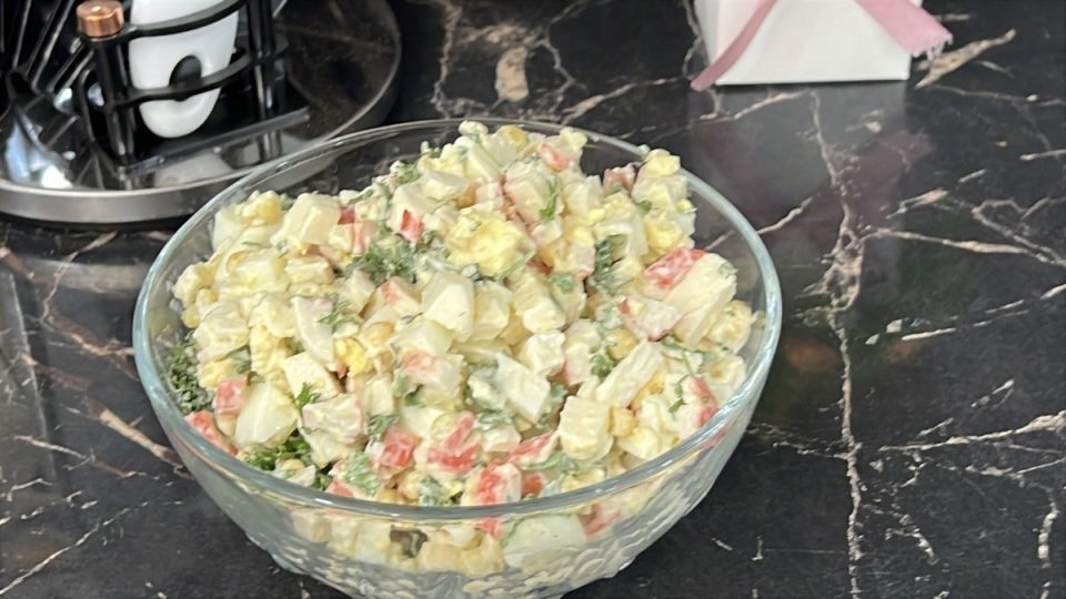 Салат с крабовыми палочками: просто, быстро и вкусно