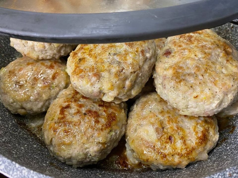 Секреты сочных котлет: две ключевых ингредиента для идеального вкуса