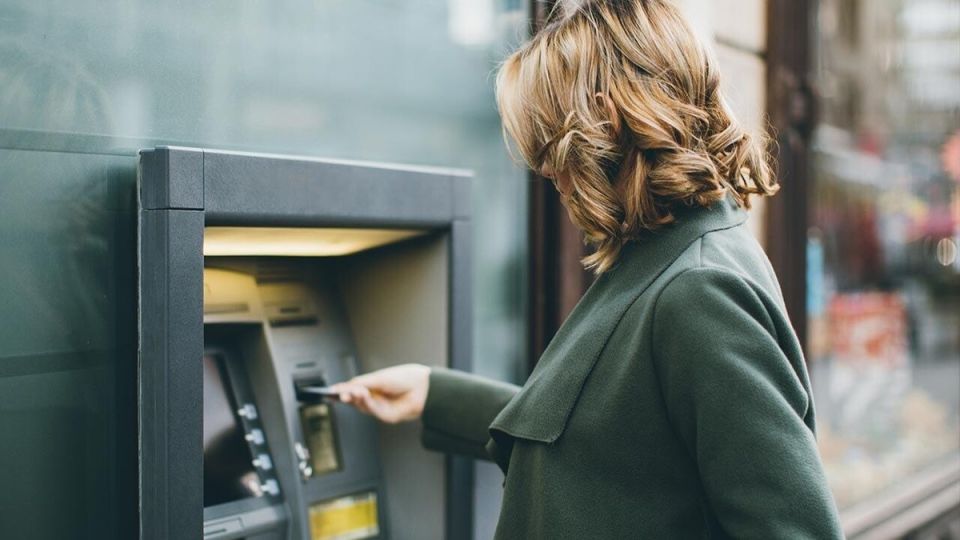 Не стойте в очереди: стоит ли обналичивать деньги с карт в 2025 году?
