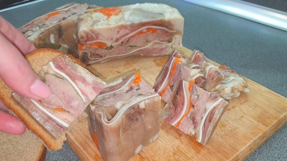 Необычные закуски для гурманов: как приготовить свиные уши и языки