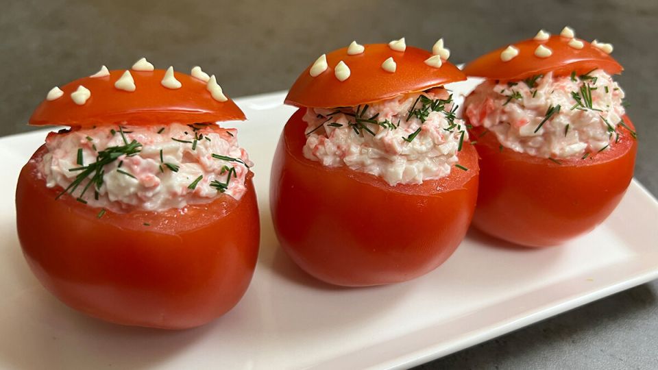 Праздничное угощение: закуска из помидоров с крабовыми палочками