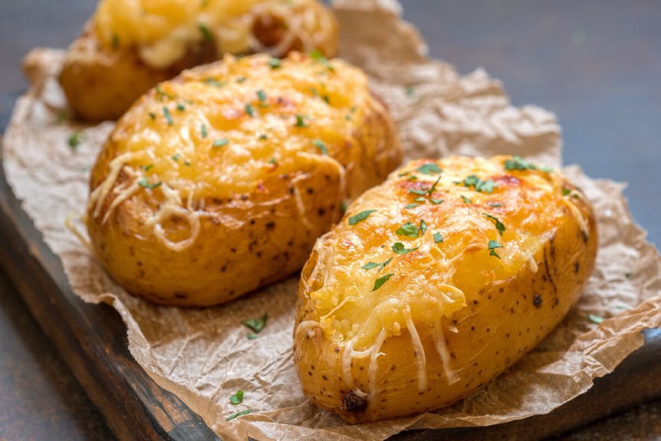 Летний вкус: молодой картофель с заправкой из брынзы