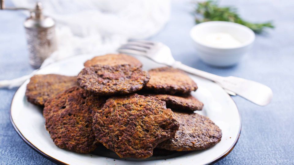 Эти печеночные оладьи понравятся даже детям: пожарите на сковородке за 10 минут