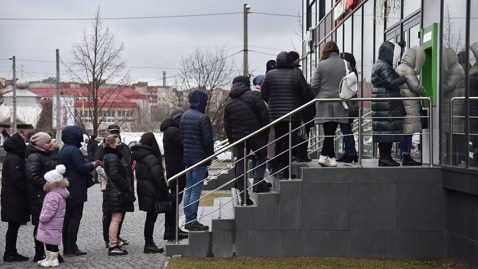 Наличка на вес золота: Почему россияне снова тянутся к банкоматам?